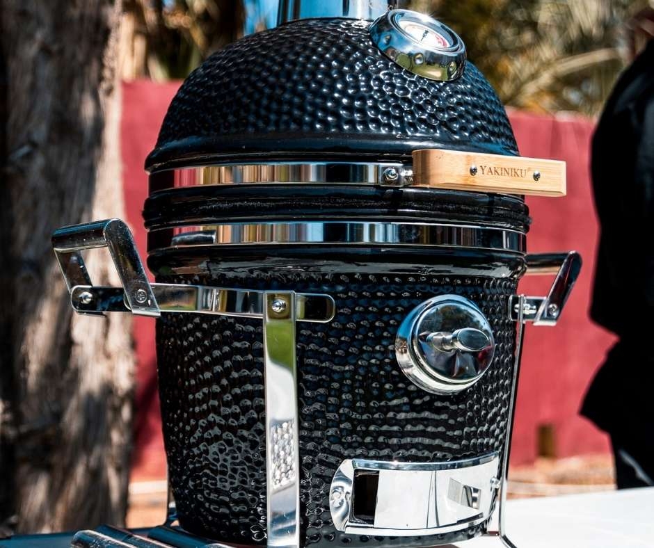 gratar kamado compact cu baza de camping